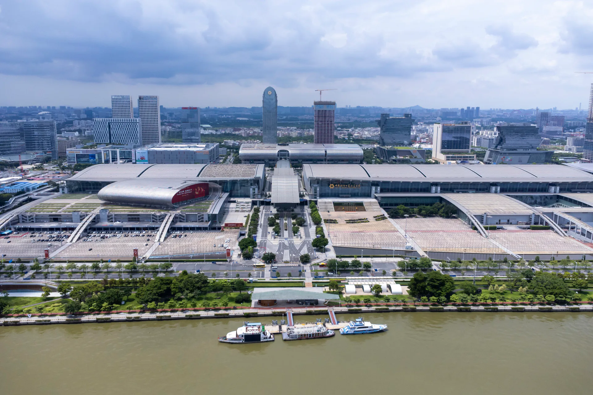 Guangzhou Canton Fair kompleksinin havadan geniş görünümü